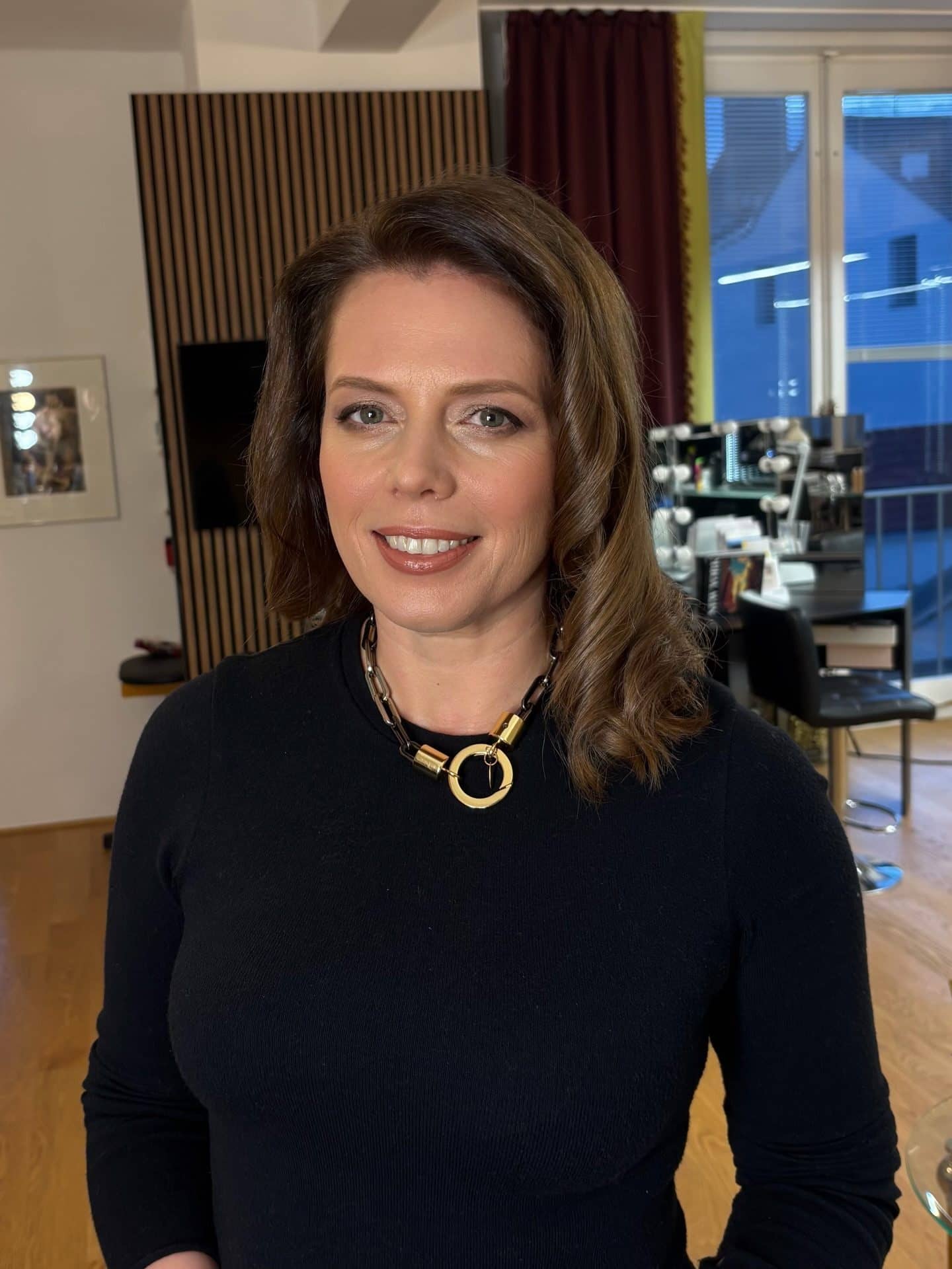 Guest with shoulder-length brown hair, blow-dried
